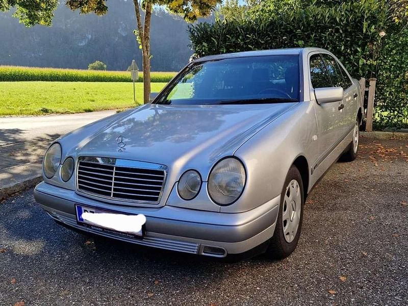 Gebraucht Mercedes E200 Classic 136 PS (100 kW) 1996 Silber Limousine