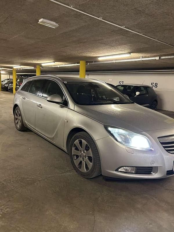 Gebraucht Opel Insignia Edition 131 PS (96 kW) 2012 Grau Kombi