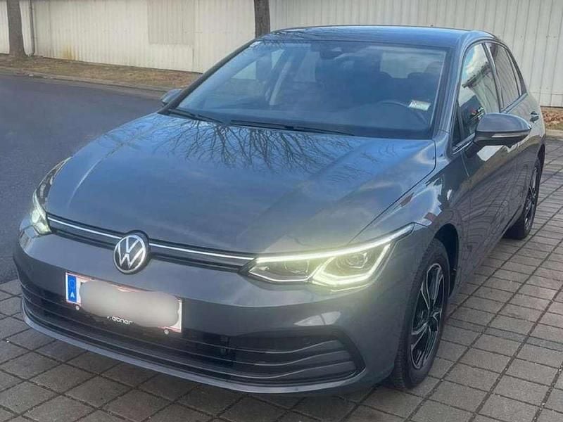 Gebraucht VW Golf VIII Life 131 PS (96 kW) 2020 Grau Limousine