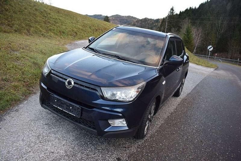 Blau Gebraucht 2017 Ssangyong (KGM) Tivoli SUV | € 8.900 - Bild 1/4