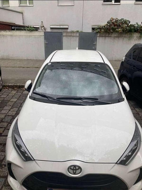 Weiß Gebraucht 2024 Toyota Yaris Active Limousine | € 21.700 (Etwas zu teuer) - Bild 1/4