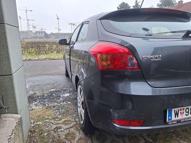 Gebraucht Kia ProCeed Active 90 PS (66 kW) 2011 Grau Limousine