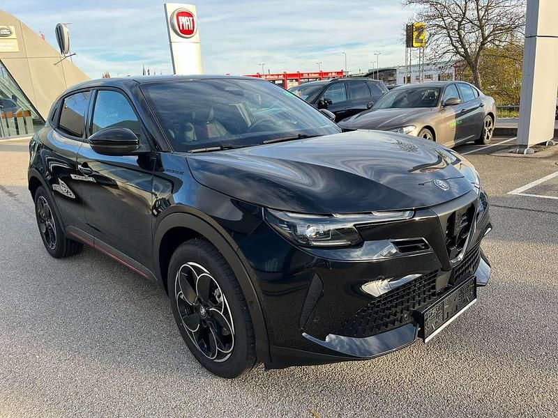 Neu Alfa Romeo Junior Edizione Speciale 114 kW (156 PS) 2025 Schwarz SUV