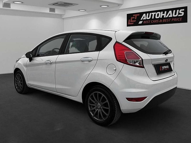 Gebraucht Ford Fiesta Trend 80 PS (58 kW) 2014 Weiß Kleinwagen