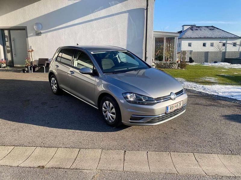 Grau Gebraucht 2017 VW Golf VII Limousine | € 12.990 (Fairer Preis) - Bild 1/4