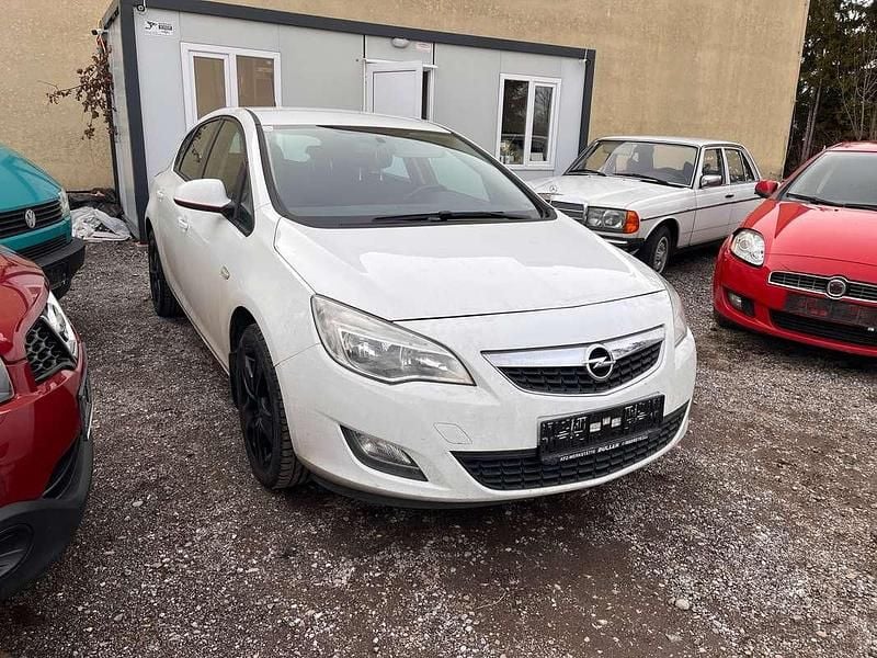 Gebraucht Opel Astra Edition 120 PS (88 kW) 2011 Weiß Kleinwagen