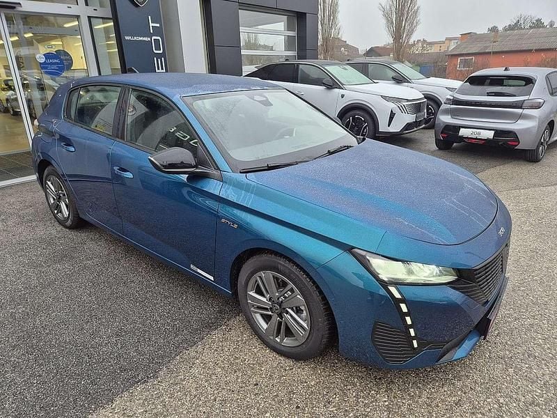 Neu Peugeot 308 Style 136 PS (100 kW) 2025 Blau Limousine