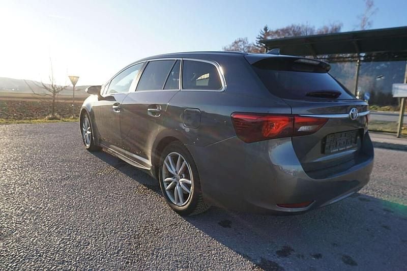 Gebraucht Toyota Avensis Active 143 PS (105 kW) 2019 Grau Kombi