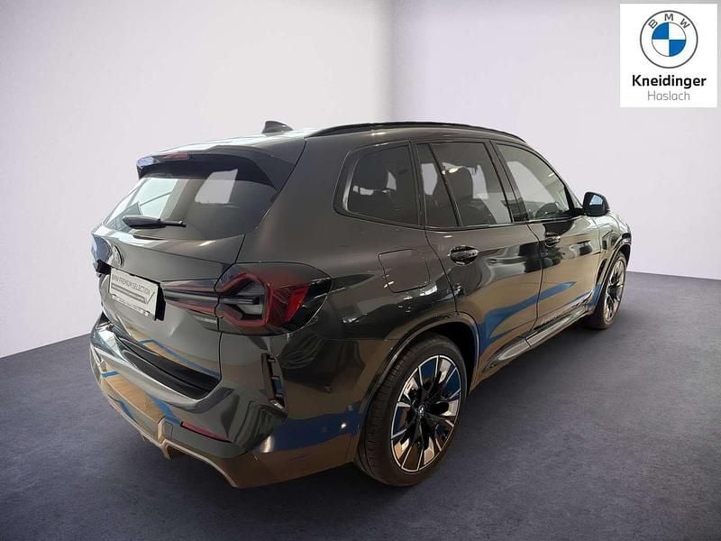 Gebraucht BMW iX3 M Sport 210 kW (286 PS) 2024 Sophistograu brillanteffekt SUV