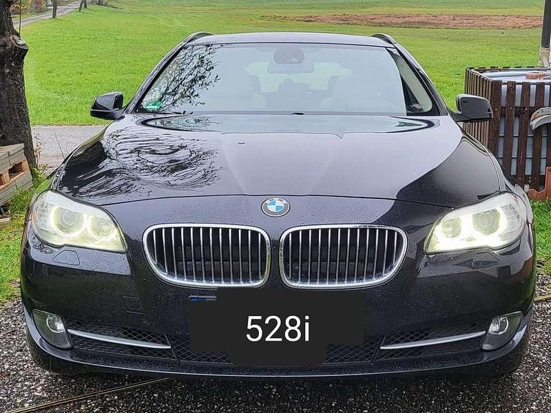 Schwarz Gebraucht 2011 BMW 528 Kombi | € 14.900 - Bild 1/4
