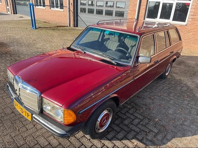 Gebraucht Mercedes 230 109 PS (80 kW) 1979 Rot Kombi