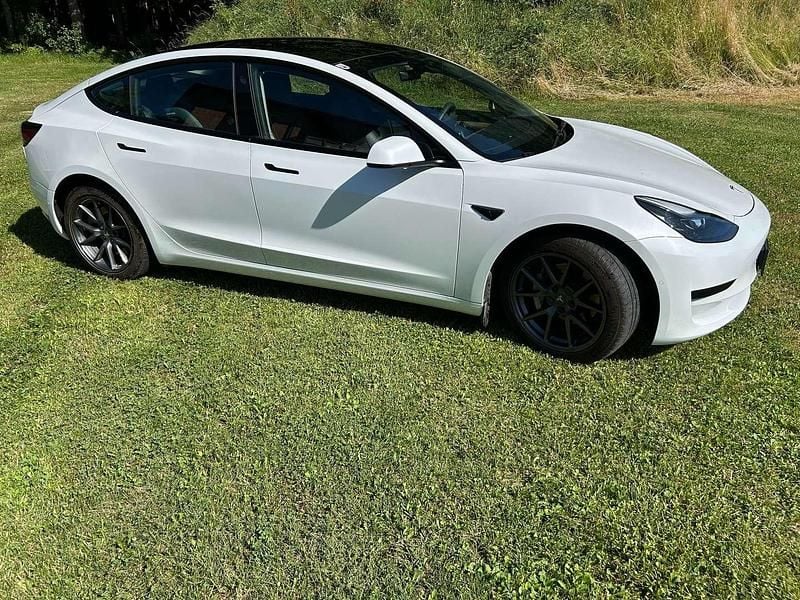 Weiß Gebraucht 2021 Tesla Model 3 Standard Range Limousine | € 24.750 (Fairer Preis) - Bild 1/4