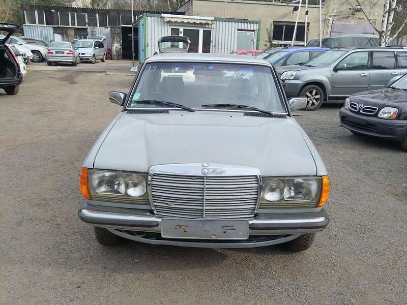 Braun Gebraucht 1982 Mercedes E230 Limousine | € 3.500 - Bild 1/4