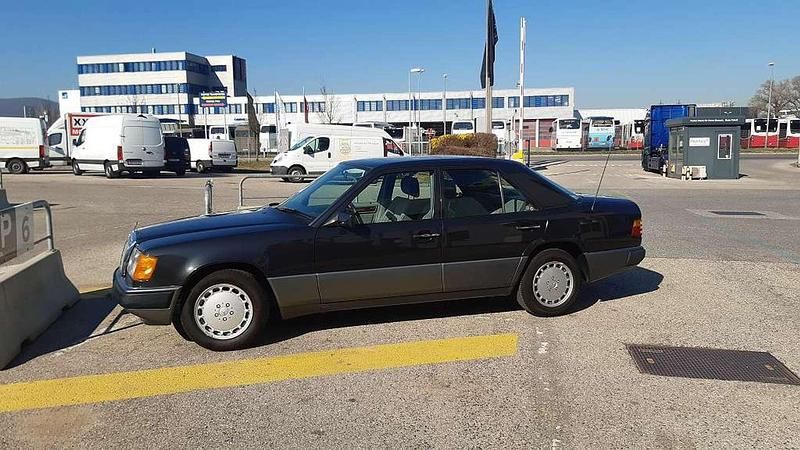 Gebraucht Mercedes E200 118 PS (86 kW) 1990 Schwarz Limousine
