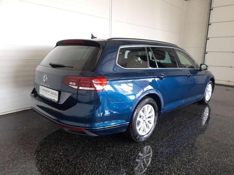 Gebraucht VW Passat Business 150 PS (110 kW) 2023 Blau Kombi