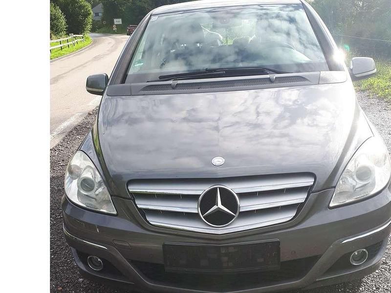 Grau Gebraucht 2006 Mercedes 180 Limousine | € 4.850 - Bild 1/4