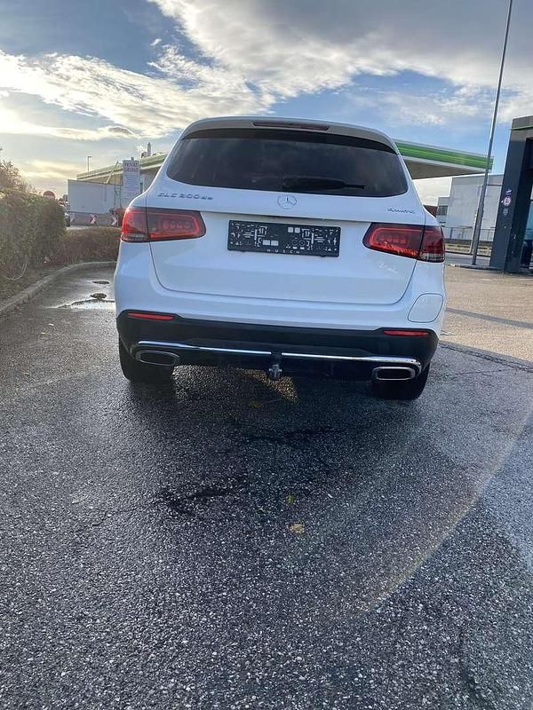 Weiß Gebraucht 2021 Mercedes GLC300e SUV | € 50.000 - Bild 1/4