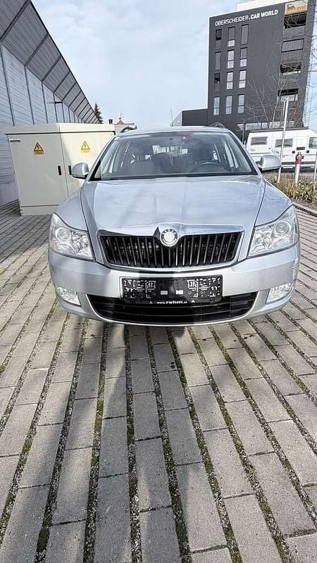 Silber Gebraucht 2011 Skoda Octavia Ambition Kombi | € 5.300 (Fairer Preis) - Bild 1/4