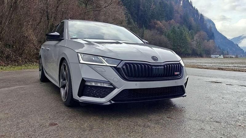 Grau Gebraucht 2021 Skoda Octavia RS Kombi | € 32.900 (Etwas zu teuer) - Bild 1/4