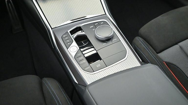 Gebraucht BMW 330e 184 PS (135 kW) 2025 Grau Kombi