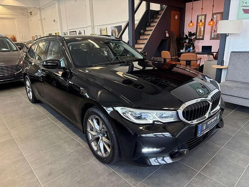 Schwarz Gebraucht 2021 BMW 330e Sport Line Kombi | € 22.990 (Teuer) - Bild 1/4