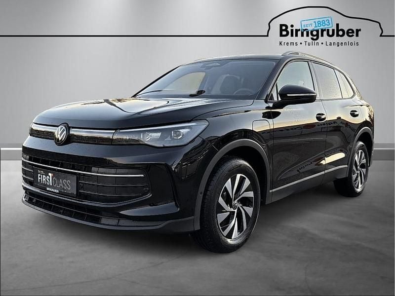 Schwarz metallic Neu 2025 VW Tiguan SUV | € 45.970 (Superpreis) - Bild 1/4