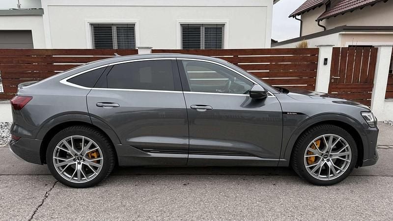 Grau Gebraucht 2020 Audi e-tron S-Line SUV | € 29.990 (Fairer Preis) - Bild 1/4