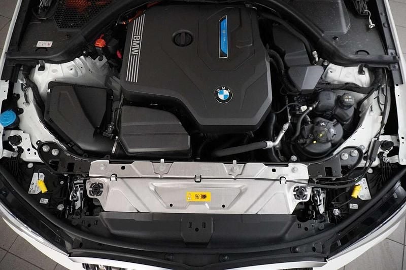 Gebraucht BMW 320e Efficient Dynamics 204 PS (150 kW) 2024 Weiß Limousine