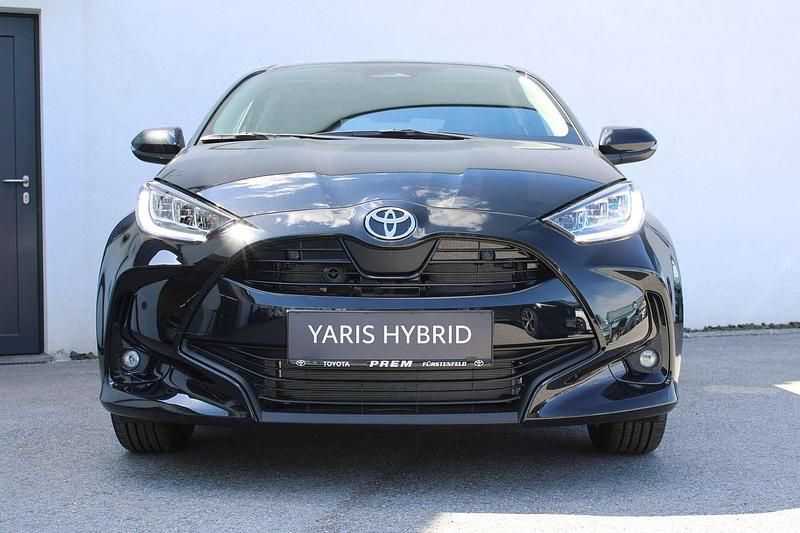Schwarz Neu 2025 Toyota Yaris Hybrid Active Limousine | € 24.480 (Guter Preis) - Bild 1/4