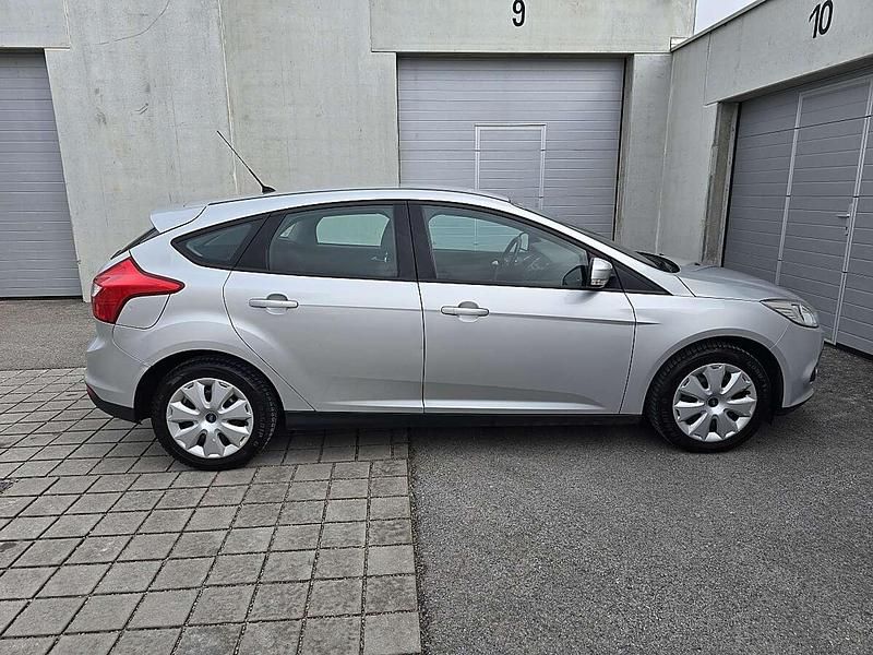 Gebraucht Ford Focus 105 PS (77 kW) 2012 Grau Limousine