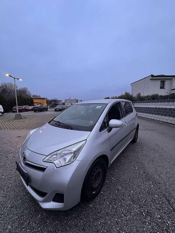 Gebraucht Toyota Verso-S Active 99 PS (72 kW) 2011 Grau Van / Kleinbus