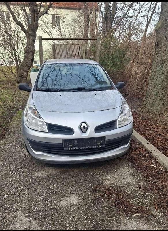 Gebraucht Renault Clio II 75 PS (55 kW) 2007 Silber Kleinwagen