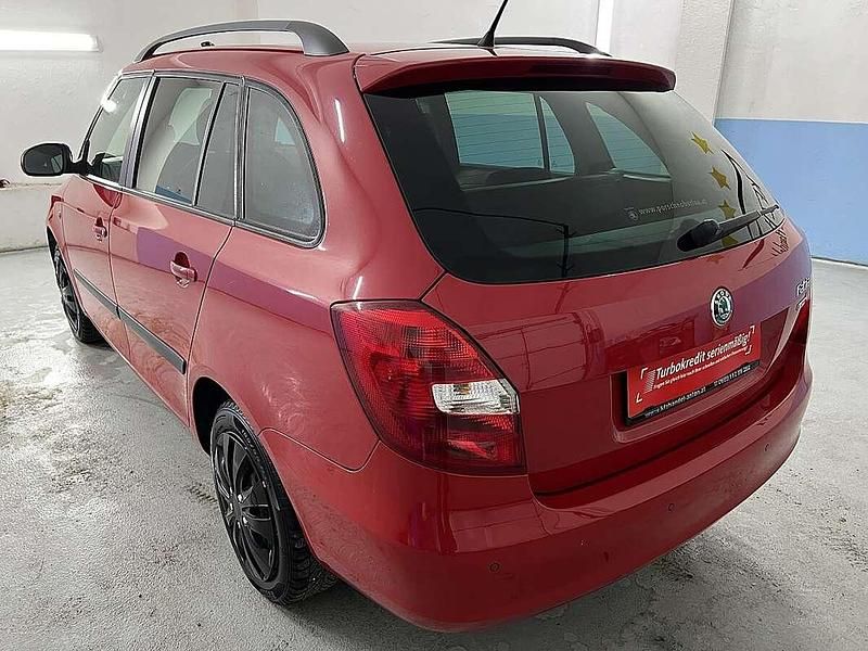 Gebraucht Skoda Fabia Family 69 PS (50 kW) 2011 Rot Kombi