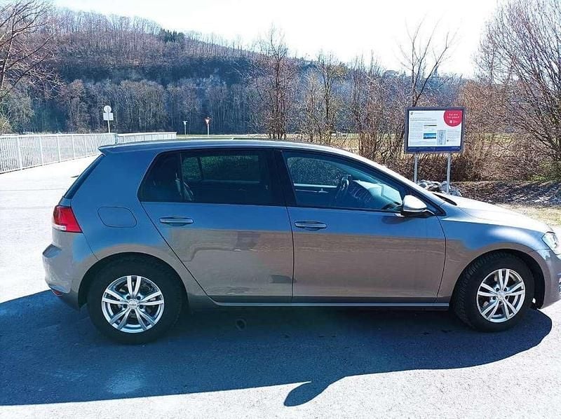 Gebraucht VW Golf VII Highline 105 PS (77 kW) 2014 Grau Limousine