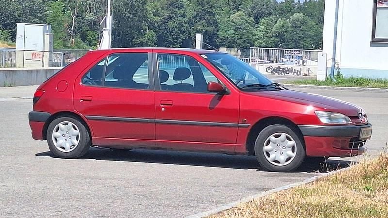 Rot Gebraucht 1997 Peugeot 306 Limousine | € 1.750 - Bild 1/3
