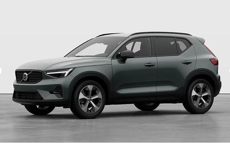Neu Volvo XC40 163 PS (119 kW) 2025 Gold SUV