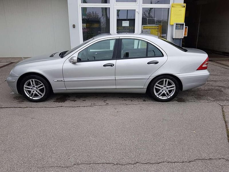 Silber Gebraucht 2003 Mercedes C220 Elegance Limousine | € 7.900 - Bild 1/4