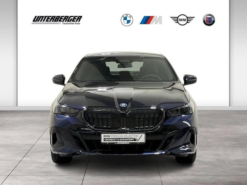 Gebraucht BMW 550e M Sport 489 PS (359 kW) 2025 Schwarz Limousine