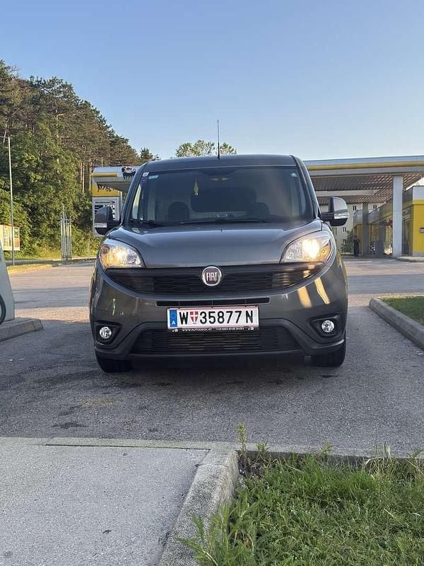 Grau Gebraucht 2017 Fiat Doblò Van / Kleinbus | € 13.500 (Fairer Preis) - Bild 1/4
