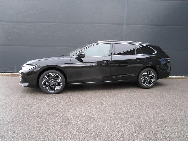 Gebraucht VW Passat Elegance 150 PS (110 kW) 2024 Schwarz  metallic Kombi