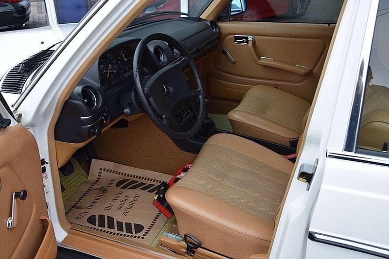 Gebraucht Mercedes 200 94 PS (69 kW) 1980 Weiß Limousine