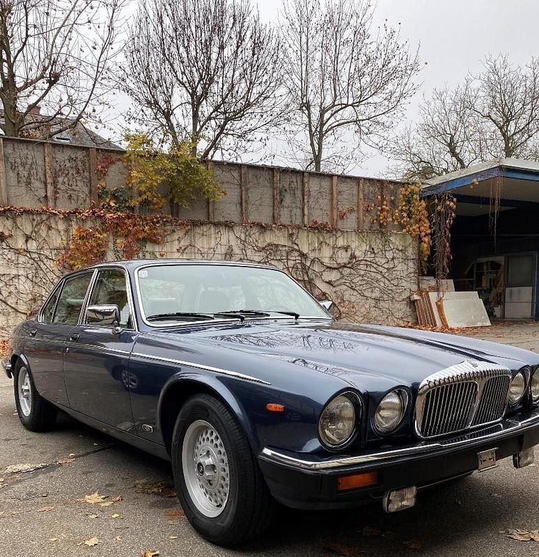 Blau Gebraucht 1988 Daimler Double Six Serie 1 Limousine | € 19.500 - Bild 1/4