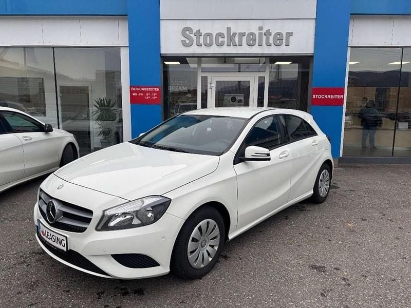 Weiß Gebraucht 2015 Mercedes A180 Limousine | € 9.990 (Guter Preis) - Bild 1/4