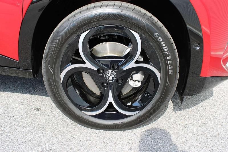 Neu Alfa Romeo Junior 145 PS (106 kW) 2025 Rot SUV