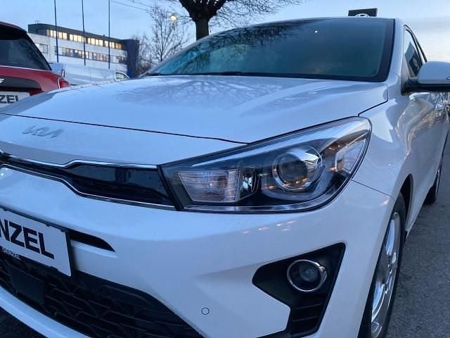 Gebraucht Kia Rio 120 PS (88 kW) 2022 Weiß Limousine