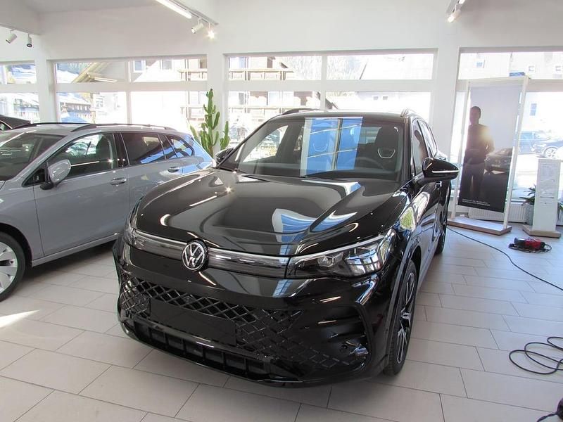 Neu VW Tiguan Sport 193 PS (141 kW) 2025 Schwarz  metallic SUV