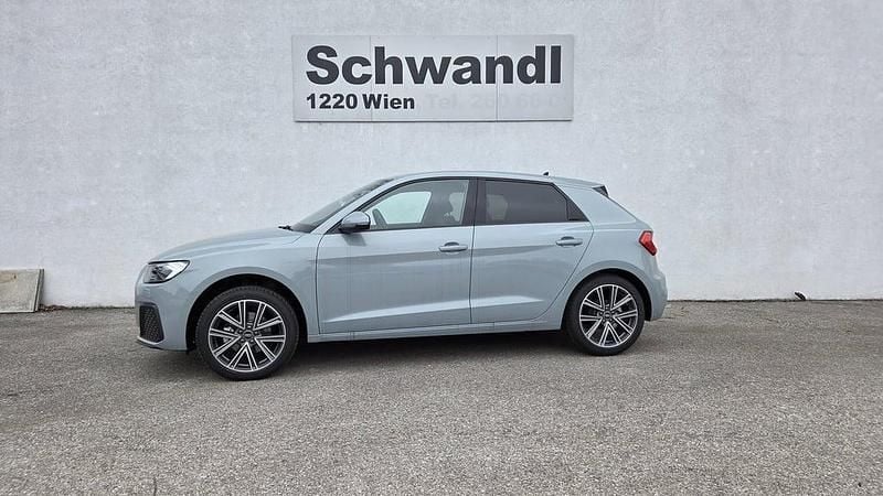 Mittelgrau metallicperleffekt Neu 2026 Audi A1 Sportback Kleinwagen | € 29.990 (Teuer) - Bild 1/4