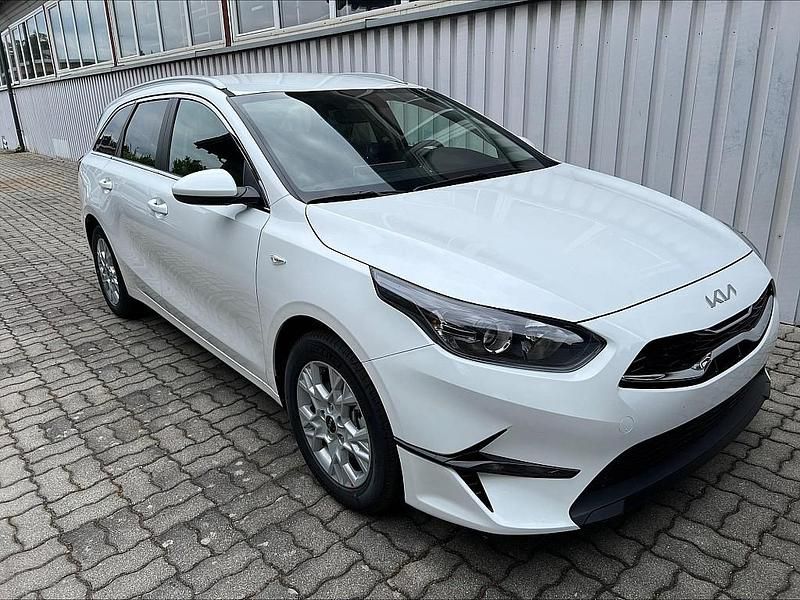 Neu Kia Ceed Sportswagon Silver 99 PS (72 kW) 2025 Kombi