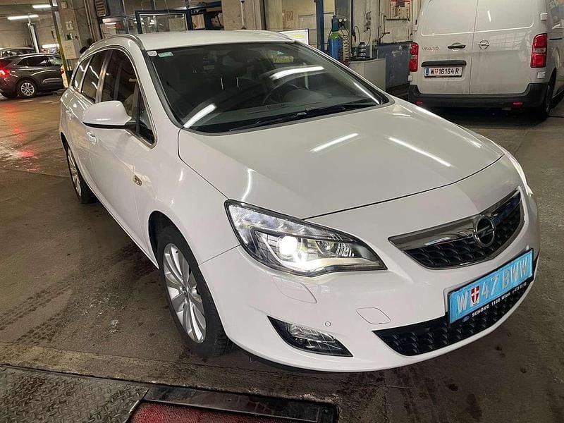 Weiß Gebraucht 2012 Opel Astra Innovation Kombi | € 8.900 - Bild 1/4
