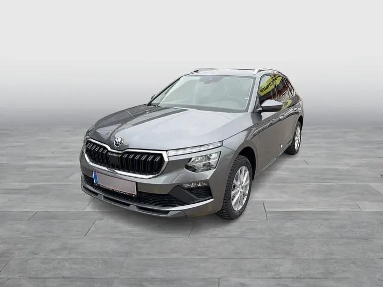 Mittelgrau metallic Neu 2025 Skoda Kamiq Selection SUV | € 32.900 (Etwas zu teuer) - Bild 1/4